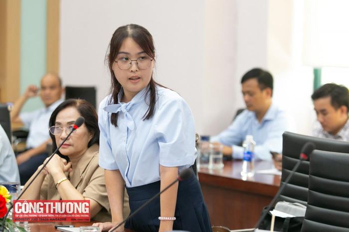 Các đại biểu trao đổi, đóng góp ý kiến tại Hội thảo.