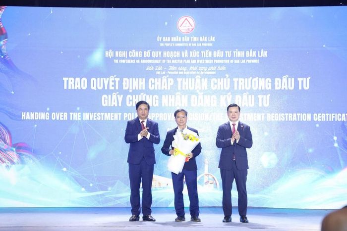Lãnh đạo tỉnh Đắk Lắk công bố quyết định chủ trương đầu tư, trao thỏa thuận hợp tác, bản ghi nhớ nghiên cứu cho các nhà đầu tư - Ảnh: VGP