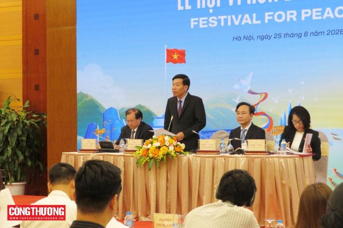 Thứ trưởng Bộ Ngoại giao Nguyễn Mạnh Cường phát biểu tại họp báo.