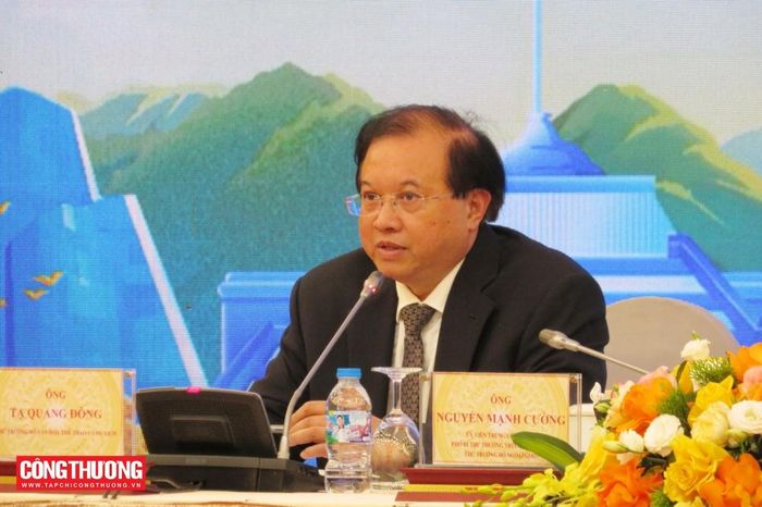 Thứ trưởng Bộ Văn hóa, Thể thao và Du lịch Tạ Quang Đông trao đổi tại Họp báo