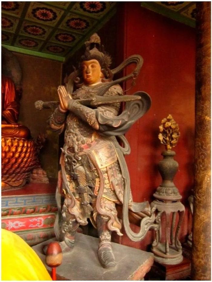 Tượng hộ pháp Vi Đà với chùy kim cương nằm ngang trên hai tay bắt ấn hiệp chưởng tại Bạch Mã tự, tỉnh Hà Nam, niên đại thời nhà Minh, tượng đất sét sơn màu - Ảnh: Châu Thiên Thư
