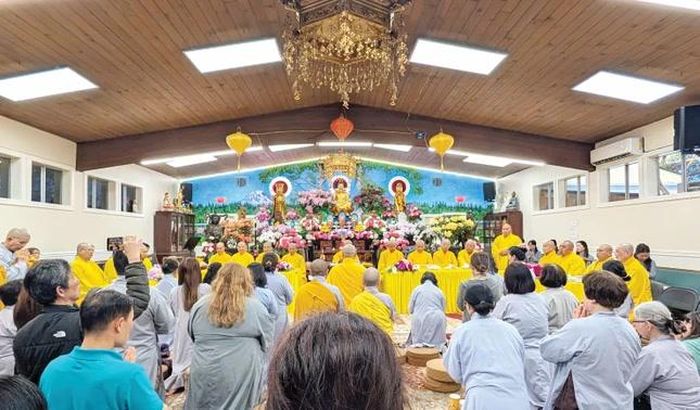 Khóa lễ tại chánh điện chùa Liên Hoa