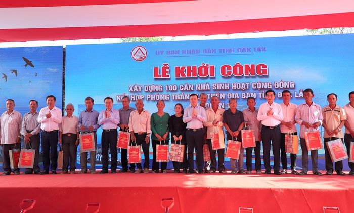 Đại tướng Phan Văn Giang, Phó Thủ tướng, Bộ trưởng Bộ quốc phòng (thứ 5 từ phải sang) và ông Nguyễn Thanh Nghị, Trưởng Ban Chính sách, Chiến lược Trung ương (thứ 6 từ trái sang) cùng lãnh đạo Tỉnh ủy, UBND tỉnh Đắk Lắk tặng quà cho người dân địa phương có hoàn cảnh khó khăn (Ảnh: Ngọc Hùng).