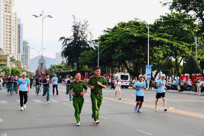Các đơn vị, lực lượng cùng tham gia chạy trên tuyến đường Trần Phú với cự ly 2km (Ảnh: CAKH).