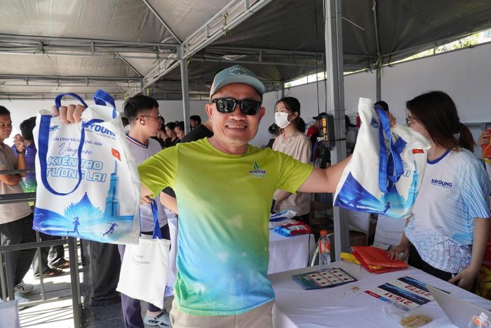 Ghi nhận trong ngày 27/6, khu vực phát race kit thu hút đông đảo vận động viên đến nhận bib, áo đấu và các vật phẩm thi đấu. Nhiều runner tranh thủ tham quan cung đường, chụp ảnh lưu niệm và chia sẻ sự háo hức trước giờ xuất phát. Không ít vận động viên cho biết, họ lựa chọn tham gia giải chạy năm nay bởi sức hấp dẫn của tuyến đường ven biển, nơi hội tụ vẻ đẹp hiếm có của biển xanh, núi biếc và những công trình biểu tượng của Vũng Tàu.