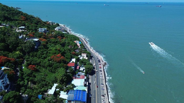 Với cung đường chạy này, runner vừa sải bước trong không khí trong lành, vừa có thể phóng tầm mắt ngắm nhìn biển trời khoáng đạt. Vào sáng sớm, khi ánh bình minh phủ vàng mặt nước, cung đường càng trở nên thơ mộng, mang đến trải nghiệm khó quên cho các vận động viên tham gia Giải chạy Báo Xây dựng 2026.