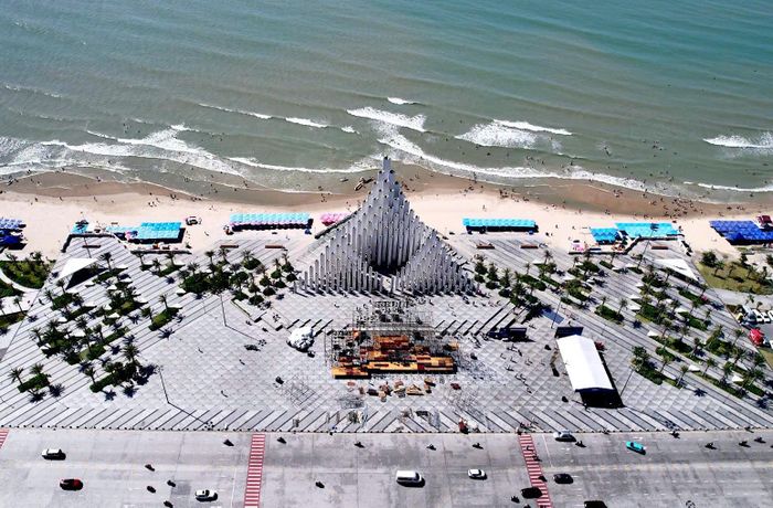Điểm xuất phát của giải chạy là Quảng trường Tam Thắng, nơi tọa lạc Tháp Tam Thắng - công trình biểu tượng được lấy cảm hứng từ lịch sử ba làng Thắng Nhất, Thắng Nhì và Thắng Tam. Với 143 cột bê tông cốt thép ốp đá granite trắng vươn cao giữa trời biển, công trình vừa mang ý nghĩa lịch sử, vừa là điểm nhấn kiến trúc đặc sắc của Vũng Tàu.