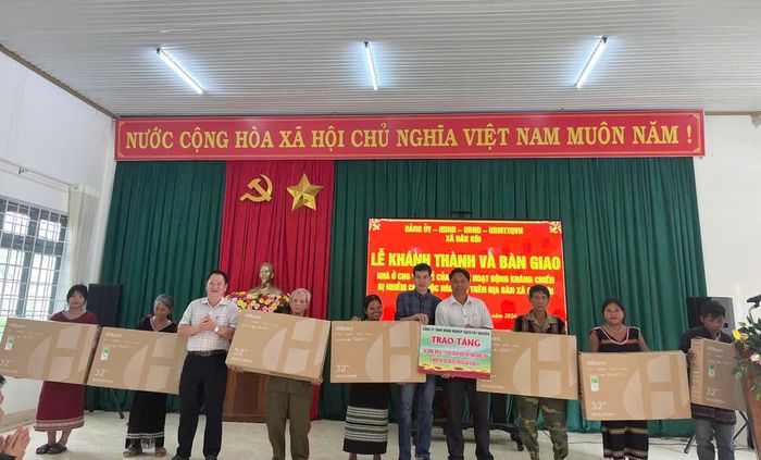 Những hộ dân nhận nhà được hỗ trợ thêm thiết bị phục vụ sinh hoạt, đời sống. 