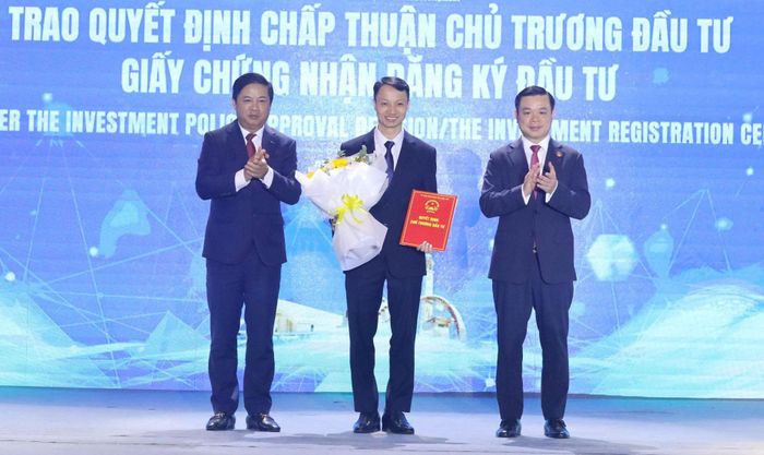 Ông Lương Nguyễn Minh Triết, Bí thư Tỉnh ủy Đắk Lắk (bìa trái) và Chủ tịch UBND tỉnh Đắk Lắk Đỗ Hữu Huy (bìa phải) trao chứng nhận cho nhà đầu tư. Ảnh: N.H