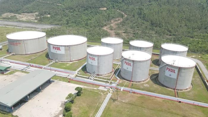 Với tổng sức chứa kho 60.000m³ tại KKT Vũng Áng, đơn vị đang pha chế, xuất bán từ 25.000 - 30.000m³ xăng E10 mỗi tháng.