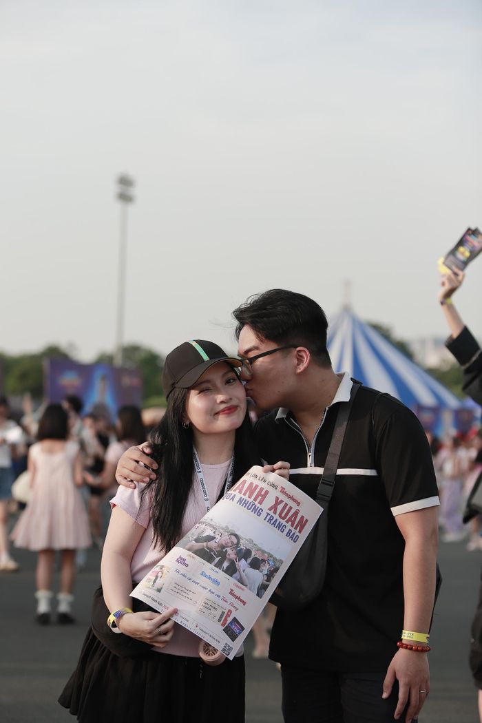 Khán giả thích thú với những bức ảnh được chụp tại photobooth và thiết kế theo concept trang báo Tiền Phong số đặc biệt về Thanh Xuân Concert. Mỗi bức ảnh trở thành một “trang báo riêng”, ghi dấu khoảnh khắc họ có mặt tại concert và lưu giữ kỷ niệm tuổi thanh xuân. (Ảnh: Đức Hùng).