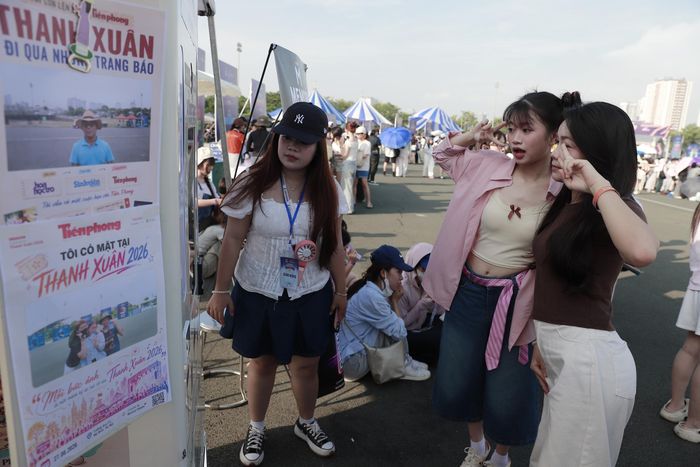 Không chỉ đến để thưởng thức âm nhạc, nhiều bạn trẻ dành thời gian lưu lại những bức ảnh kỷ niệm ở gian hàng photobooth Memory Station - Trạm Ký Ức. Không khí lễ hội hiện rõ từ khu vực check-in đến các điểm trải nghiệm dành cho khán giả. (Ảnh: Đức Hùng).