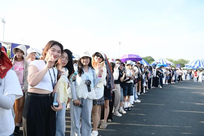Dù thời tiết Hà Nội vào chiều 27/6 khá nắng nóng, song không làm giảm sự háo hức của người hâm mộ. (Ảnh: BTC).