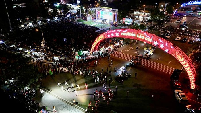 Không gian phố đi bộ phường Lào Cai thu hút đông đảo người dân và du khách trong đêm khai trương, mở thêm điểm hẹn văn hóa, du lịch và kinh tế đêm của địa phương. Ảnh nguồn: laocai.gov.vn
