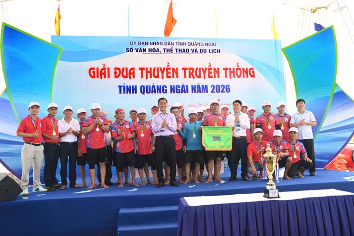 Ban tổ chức giải trao giải Nhì cho đội thuyễn xã Vạn Tường. Ảnh Nguyễn Đăng Lâm