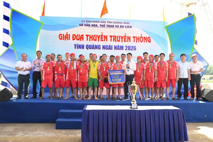 Trao giải Ba cho 2 đội Bình Sơn 1 và Bình Sơn 2. Ảnh Nguyễn Đăng Lâm