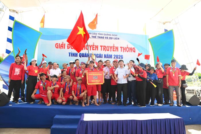 Ban tổ chức giải trao giải Nhất - Cúp vô địch cho đội thuyền xã Đông Sơn. Ảnh Nguyễn Đăng Lâm