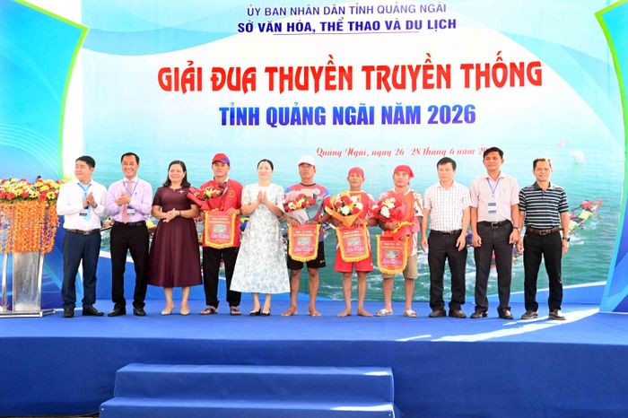 Ban tổ chức tặng Cờ lưu niệm cho 4 đội đua. Ảnh Nguyễn Đăng Lâm
