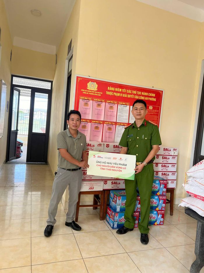 Một hoạt động tại Thái Nguyên trong chuỗi “Khởi động hành trình từ Nam ra Bắc, kết nối chia sẻ nhu yếu phẩm đến với đồng bào lũ lụt” của Tạp chí Kinh tế Môi trường.