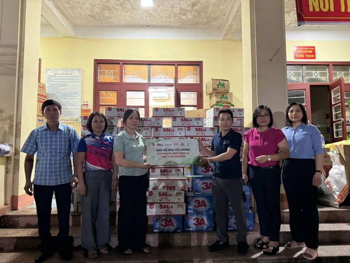 Đại diện Tạp chí Kinh tế Môi trường trao nhu yếu phẩm đến Hội chữ Thập đỏ huyện Phú Bình (cũ) trong đợt bão Yagi.