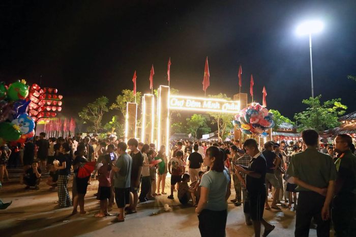  Không khí rộn ràng tại chợ đêm Minh Châu. 