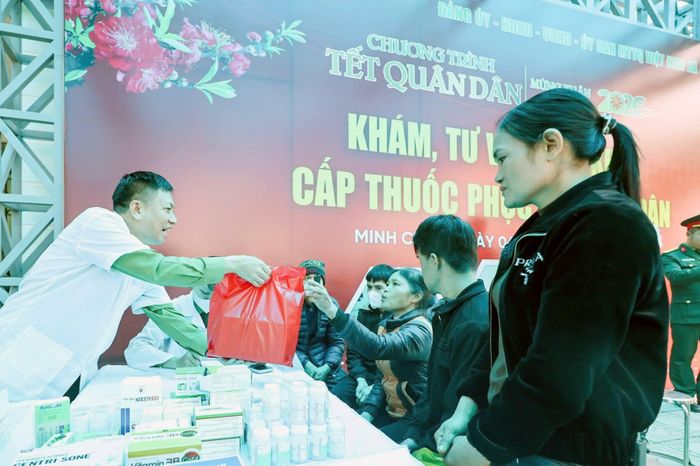 Khám và phát thuốc miễn phí cho nhân dân tại chương trình Tết Quân Dân xuân Bính Ngọ 2026. 