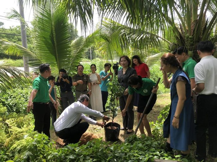 Bà Ngô Thị Thu Thủy, Tổng Giám đốc Công ty TNHH Fujiwa Việt Nam cùng ông Đặng Văn Khoa, Chủ tịch Hội Bảo vệ thiên nhiên và môi trường TP.HCM, và các thành viên trong đoàn tham gia trồng cây xanh tại đất của công ty.