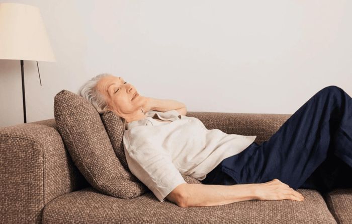 Tình trạng mệt mỏi đột ngột và kéo dài ở người cao tuổi thường là dấu hiệu của các vấn đề sức khỏe tiềm ẩn cần được quan tâm.