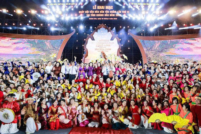 Phó Chủ tịch nước Võ Thị Ánh Xuân và các đại biểu chung vui với nghệ nhân, nghệ sĩ, diễn viên trong đêm khai hội