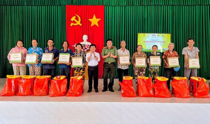 Đại tá Lâm Thành Sol, Phó Cục trưởng Cục Ngoại tuyến – Bộ Công an và lãnh đạo địa phương trao quà đến các gia đình. Ảnh: Nghiêm Túc