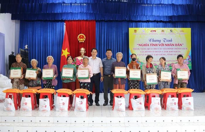 Lãnh đạo địa phương và đại biểu tặng quà đến các gia đình. Ảnh: Nghiêm Túc