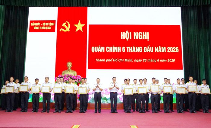 Thủ trưởng Bộ Tư lệnh Vùng 2 Hải quân trao danh hiệu “Chiến sĩ thi đua toàn quân” và trao Bằng khen cho tập thể, cá nhân có thành tích xuất sắc