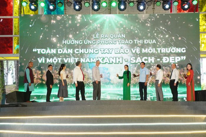 Trong khuôn khổ chương trình, các đại biểu thực hiện nghi thức ra quân hưởng ứng phong trào thi đua Toàn dân chung ta bảo vệ môi tường vì một Việt Nam xanh - sạch - đẹp