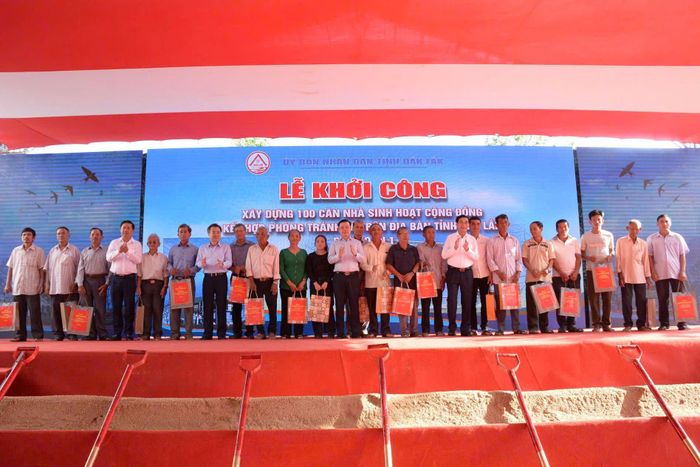 Lãnh đạo Trung ương và tỉnh Đắk Lắk đã trao 20 suất quà tặng các hộ nghèo tại những khu vực thường xuyên chịu ảnh hưởng của mưa lũ