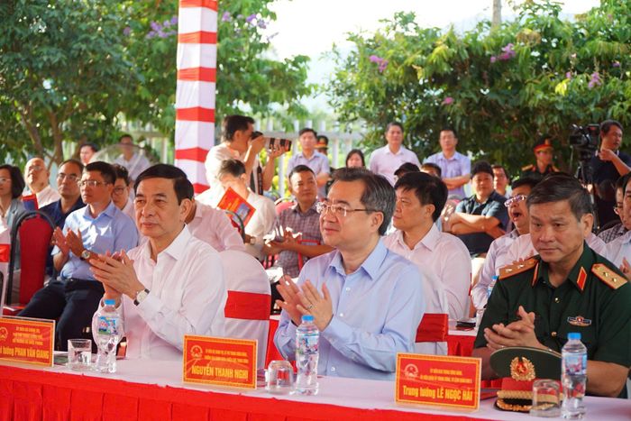 Phó Thủ tướng Chính phủ, Bộ trưởng Bộ Quốc phòng Đại tướng Phan Văn Giang và Trưởng Ban Chính sách, Chiến lược Trung ương Nguyễn Thanh Nghị tham dự tại buổi lễ 