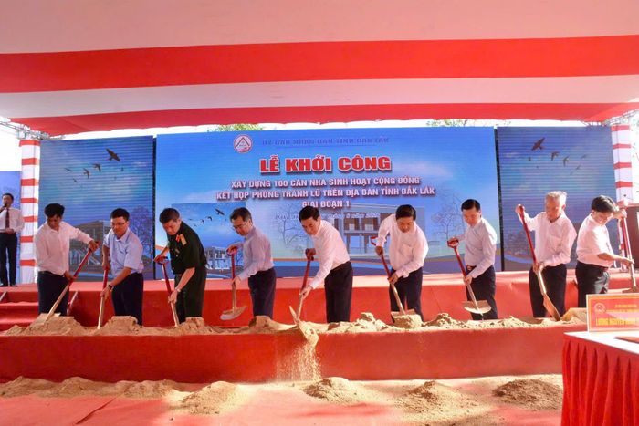 Các đại biểu thực hiện nghi thức khởi công