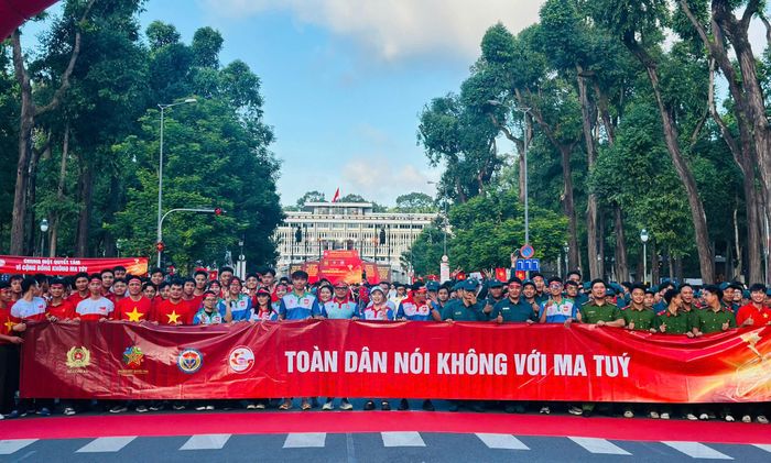 Lễ mít tinh và ngày chạy bộ tại điểm cầu chính trên đường Lê Duẩn thu hút khoảng 8.000 người tham gia