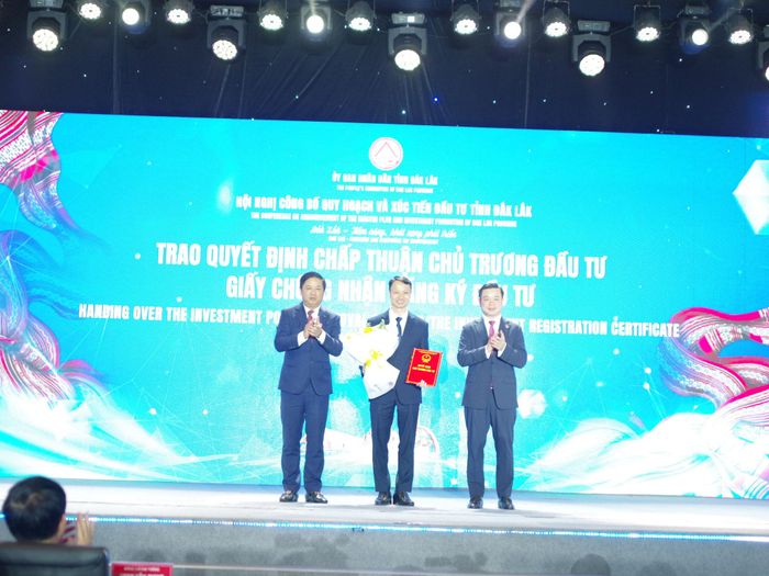Lãnh đạo tỉnh Đắk Lắk trao chứng nhận đầu tư cho các nhà đầu tư