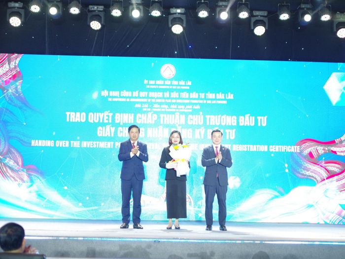 Lãnh đạo tỉnh Đắk Lắk trao chứng nhận đầu tư cho các nhà đầu tư