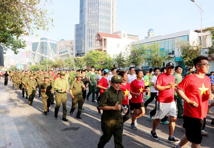 Chạy hưởng ứng, lan tỏa phong trào xây dựng một xã hội khỏe mạnh, an toàn
