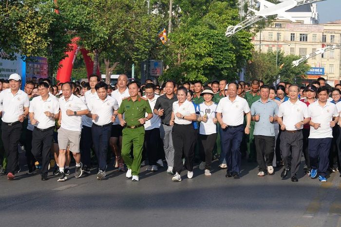Các đại biểu chạy hưởng ứng, lan tỏa phong trào xây dựng một xã hội khỏe mạnh, an toàn