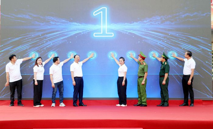 Các đại biểu thực hiện nghi thức hưởng ứng Tháng hành động “Nghệ An - Chung một quyết tâm xây dựng xã, phường không ma túy”