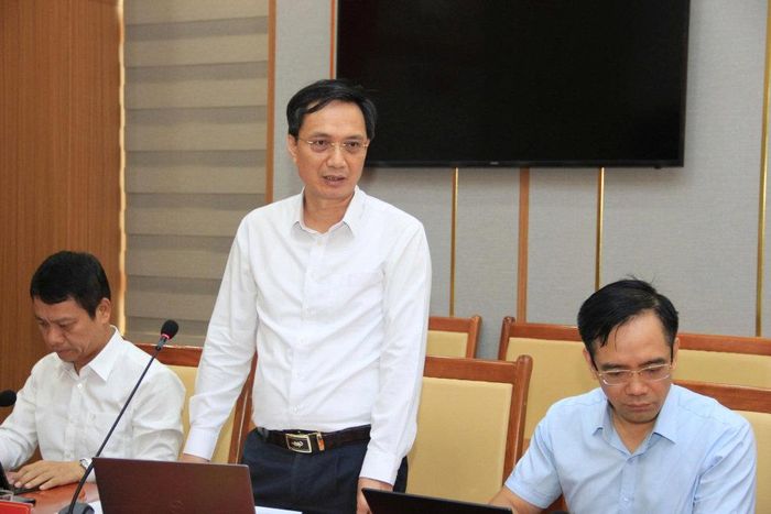 Lãnh đạo Sở Khoa học và Công nghệ Quảng Ninh báo cáo nội dung 2 dự thảo nghị quyết. Ảnh: Minh Hiền
