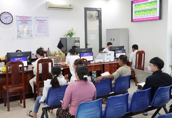 Cán bộ phục vụ tại Trung tâm luôn luôn biết lắng nghe những phản ánh kiến nghị của người dân để phục vụ công Nhân dân và doanh nghiệp tốt hơn