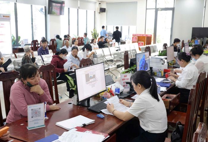 Chị Lê Thị Thùy Nga đang chờ nhận kết quả xác nhận người thân để nhận thừa kế