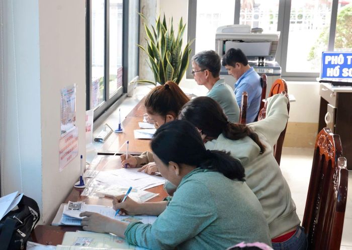 Khu vực Trung tâm bố trí để người dân ghi hồ sơ và luôn có cán bộ hướng dẫn