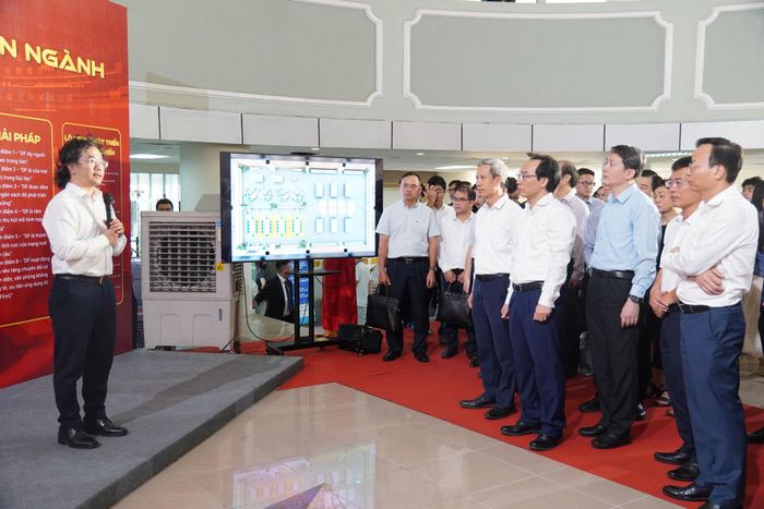 PGS.TS Tạ Hải Tùng, Hiệu trưởng Trường Công nghệ Thông tin và Truyền thông, Đại học Bách khoa Hà Nội giới thiệu về không gian Đổi mới sáng tạo liên ngành