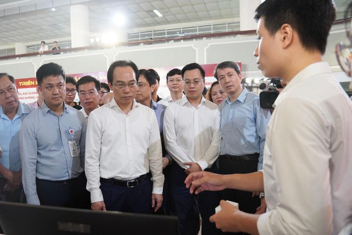 Giảng viên Đại học Bách khoa Hà Nội giới thiệu sản phẩm với Bộ trưởng Hoàng Minh Sơn