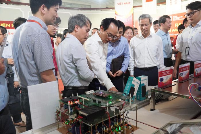 Bộ trưởng Bộ GD-ĐT Hoàng Minh Sơn tham quan các sản phẩm trưng bày tại không gian Đổi mới sáng tạo liên ngành