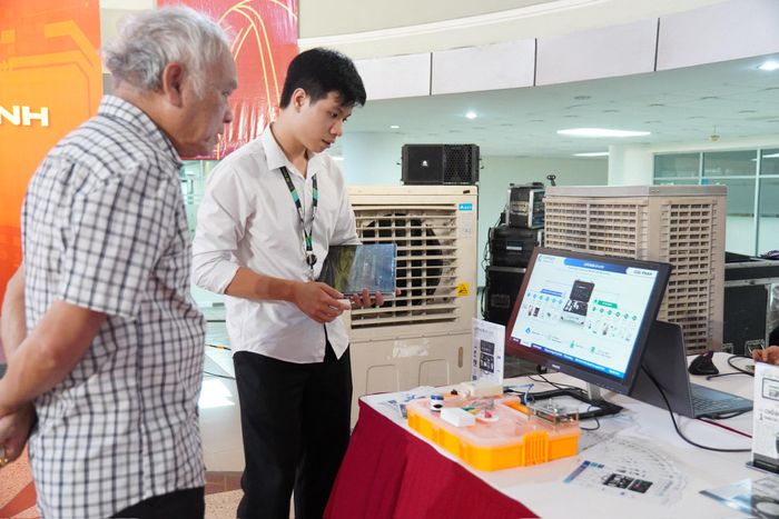 Các sản phẩm tại không gian đánh giá cao sản phẩm trưng bày của sinh viên Đại học Bách khoa Hà Nội.
